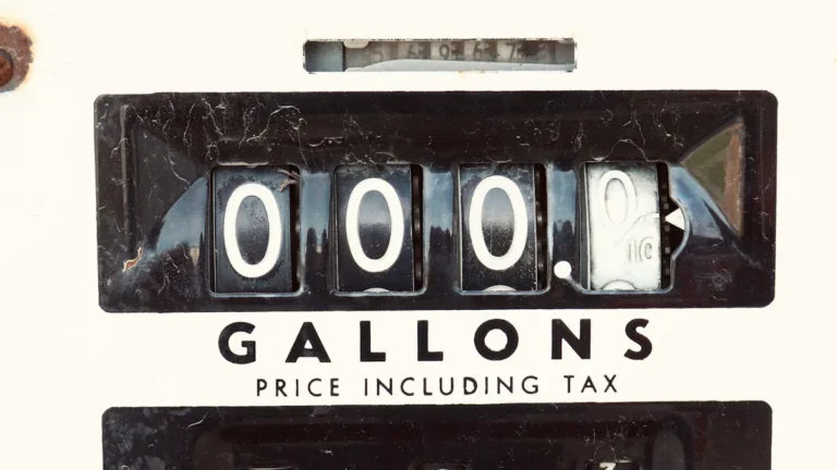 How Many Gallons Of Gas Does A Car Hold